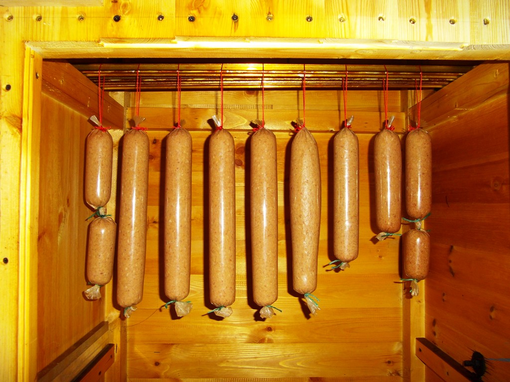 Wurst hängt zum Umröten