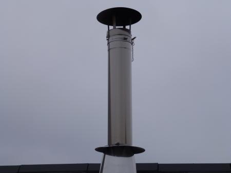 Hier der Schornstein von außen.