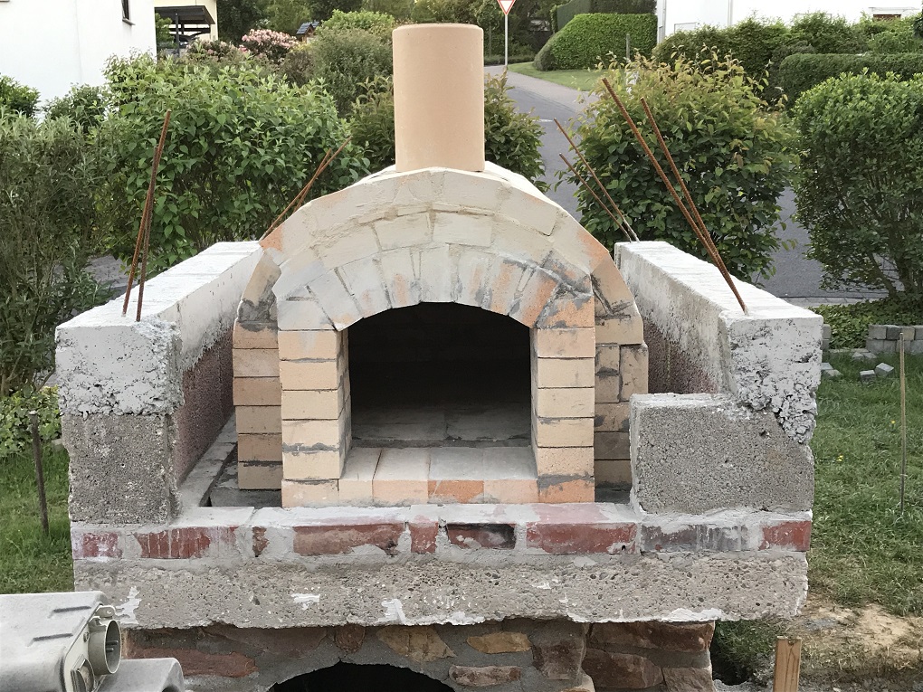 Ausgeschalt und Kamin eingepasst