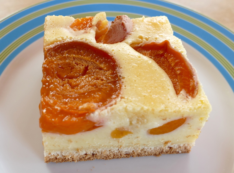 Aprikosen Kuchen mit Hefeteig