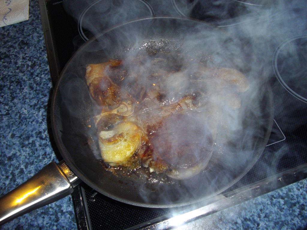 Aus der Pfanne raus und mit Alu-Folie<br />verpackt für ein paar Minuten in den<br />ca. 60°C Backofen