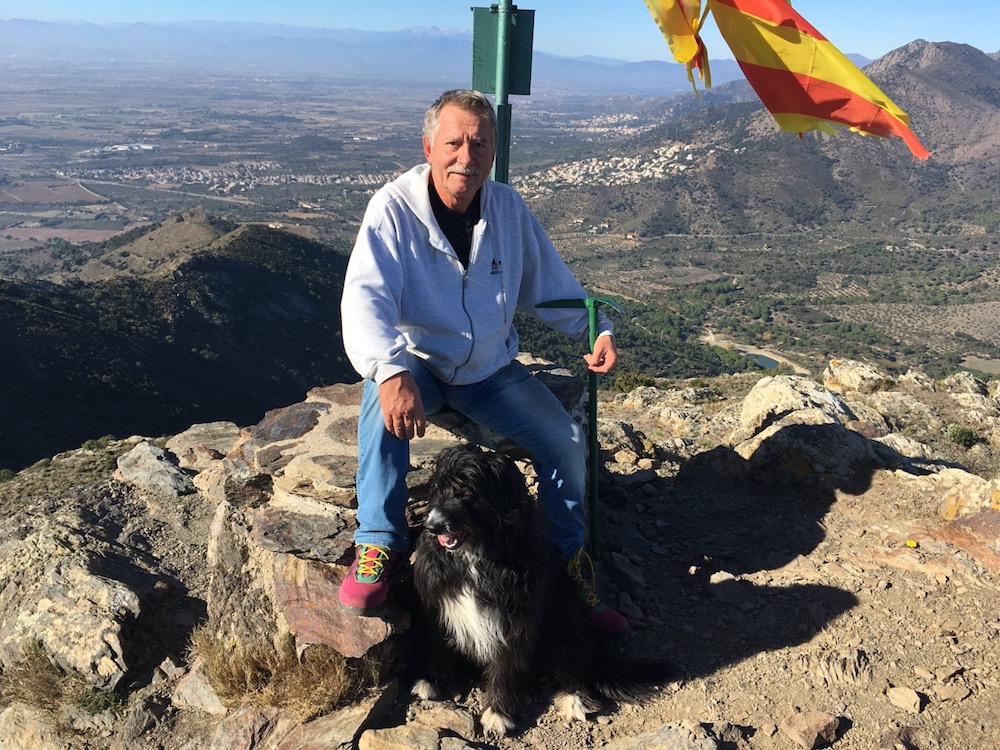 Wandern mit Blick über das Empordan und auf meine Wohnsiedlung