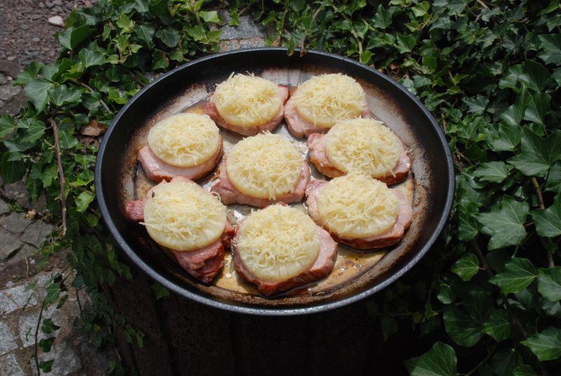 Die Kaisersteaks mit Ananas und Käse belegt.