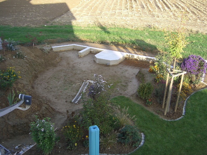 Erste Konturen sind erkennbar und auch der Lindenbaum hat schon seinen Platz. Der Backofen ist nur ein Teil des Gesamtprojektes.