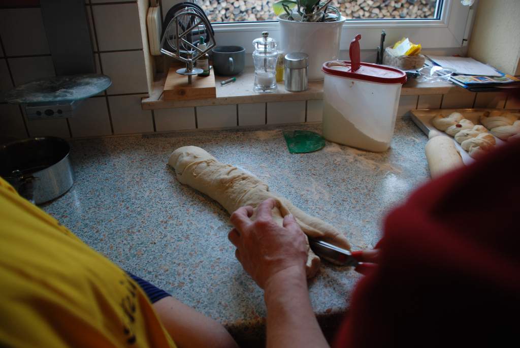 Birgitt beim Nußteig schneiden