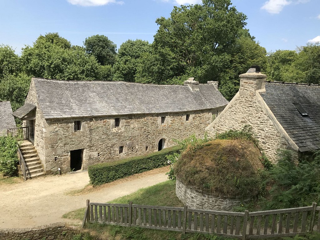 grosser historischer Brotbackofen von aussen (grasbewachsene Halbkugel)