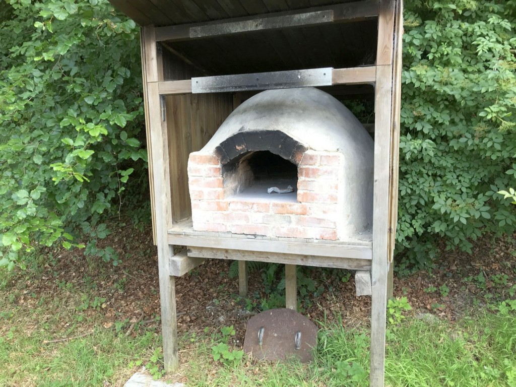 kleines Backofenprojtek im Museumsdorf, wo den Besuchern erklärt wurde, dass es kein Hexenwerk ist, so einen Backofen zu bauen