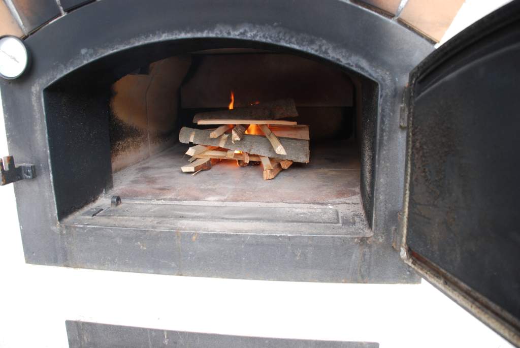 Diese Menge Holz reicht aus um den Ofen wieder aufzuheizen. Bernd hat das super drauf.