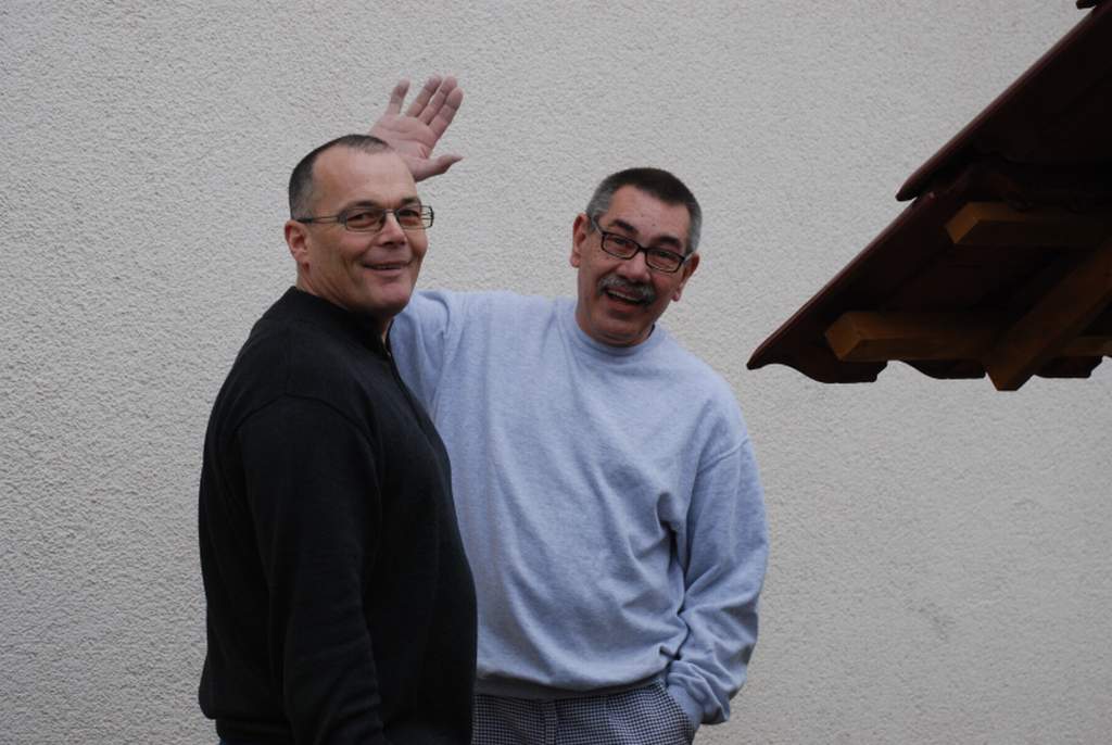 Roman und Bernd sehr gut gelaunt am ofen