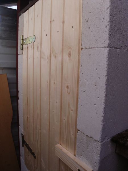 eine einfache Tür aus Paneelbrettern