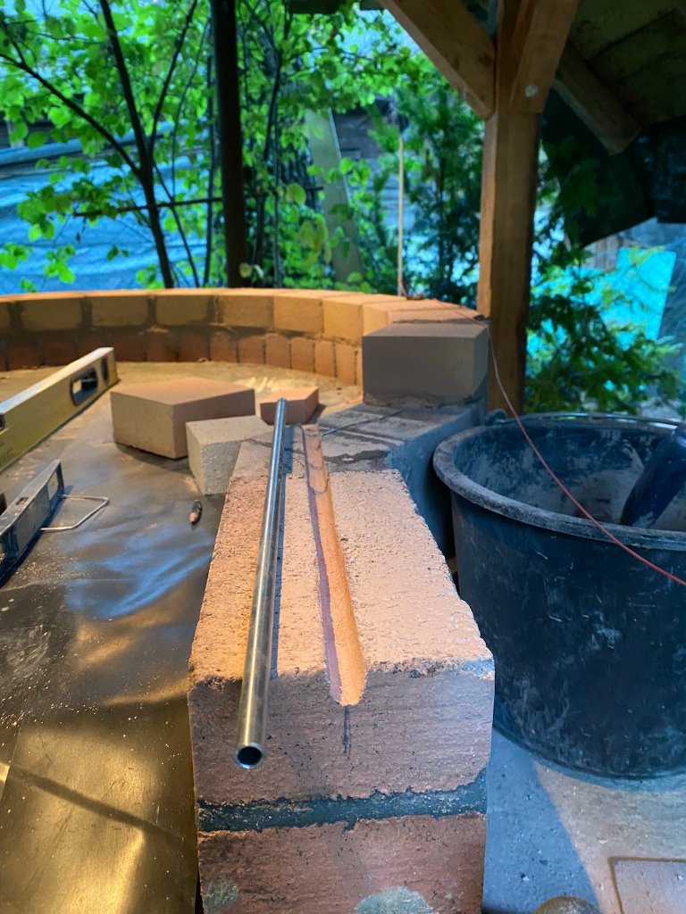 Thermometer und zweite Reihe aufgemauert, ab jetzt mit Schamotte-Mörtel.jpeg