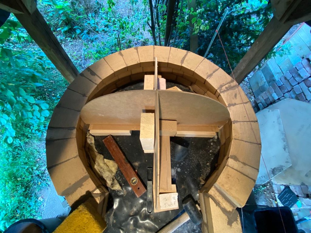 Mit Augenmaß und vier Schablonen klappt es bisher wunderbar.jpeg