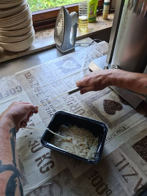 Immer wieder eine Herausforderung, das Aufziehen vom Schafsdarm.jpg