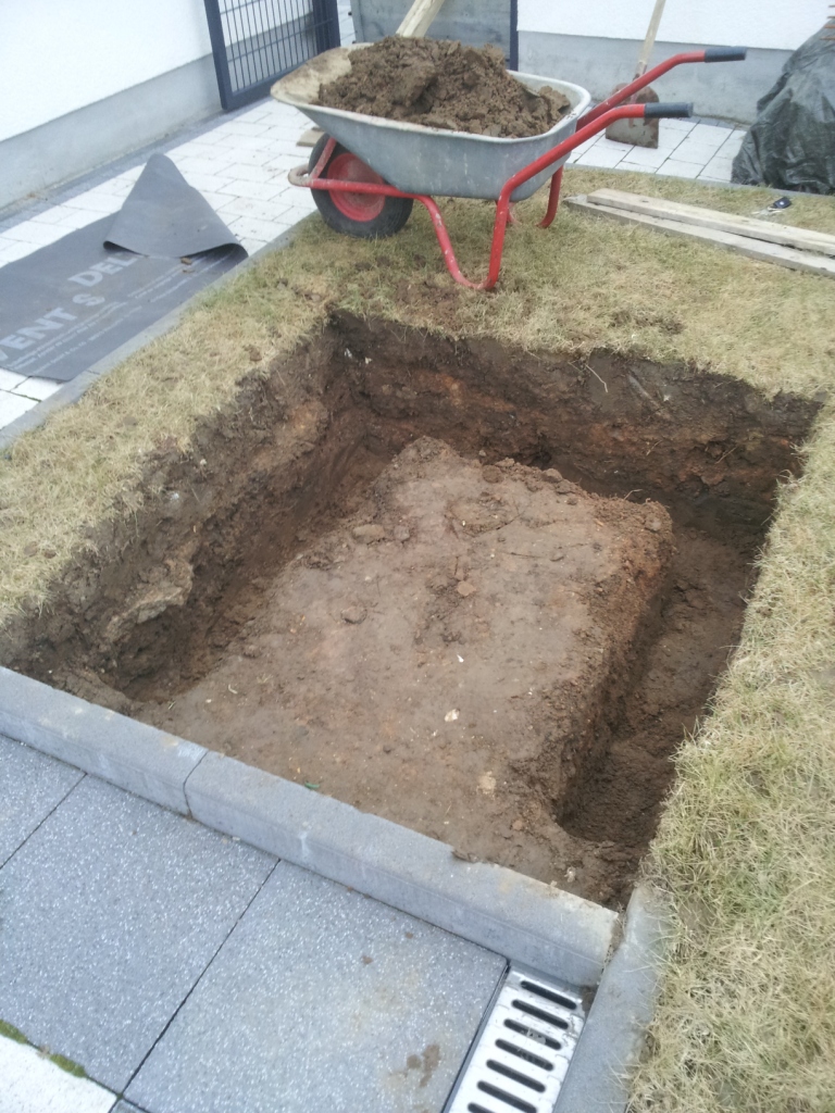 Aushub, ca. 50cm tief an den Fundamenten,ca. 30cm tief,an der Platte
