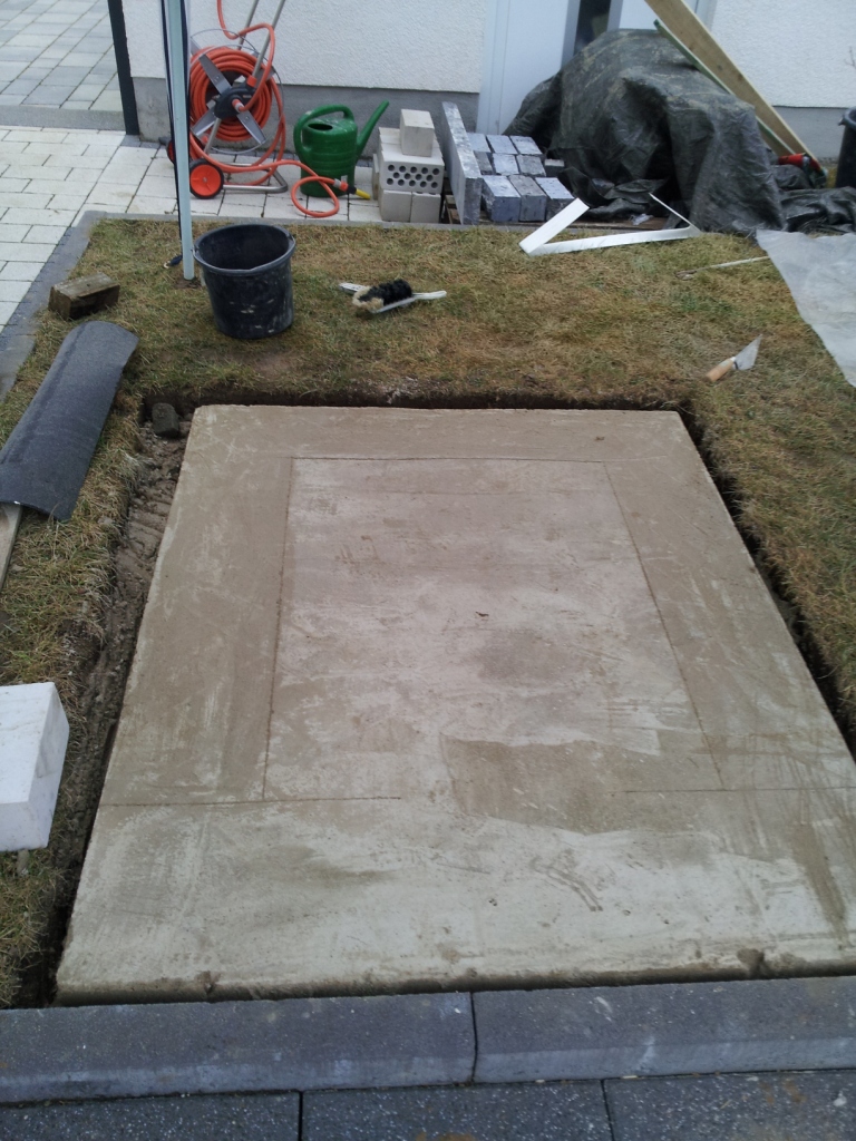 fertige (armierte) Bodenplatte mit Aufriss des Mauerwerks