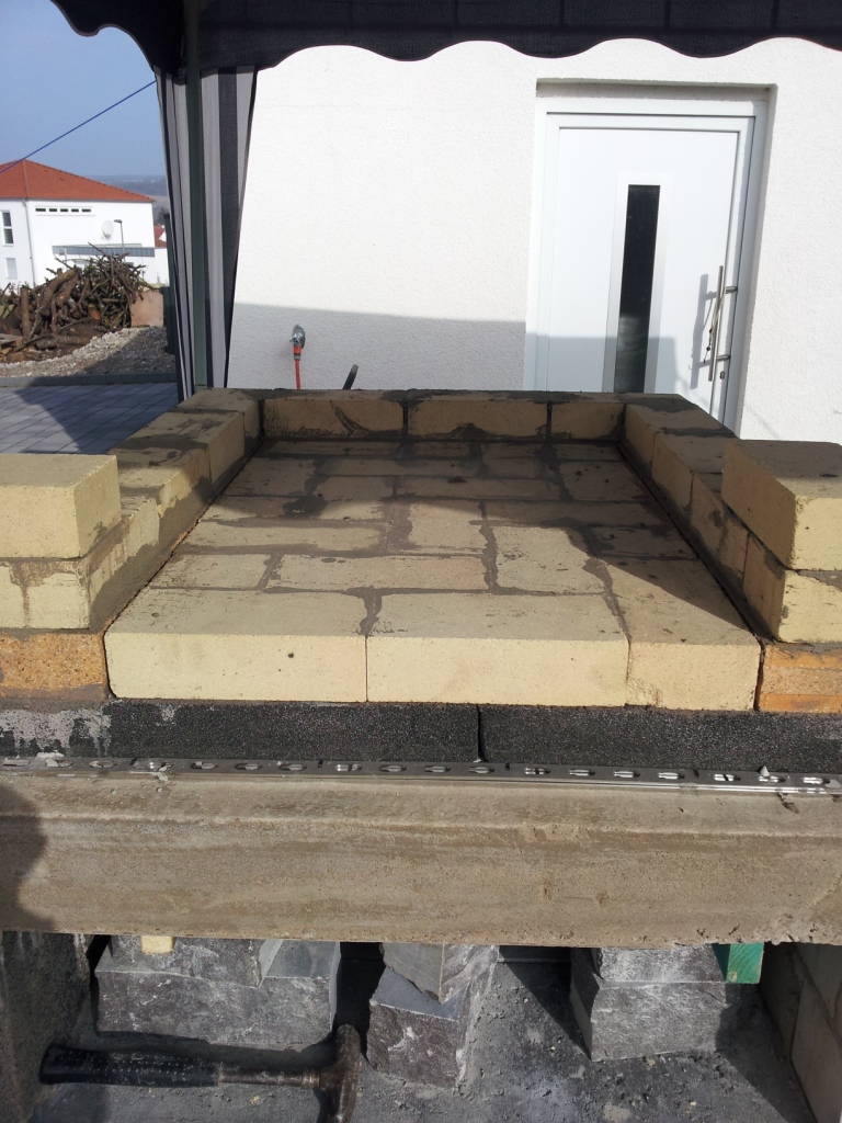 Isolierschicht mit 60mm Foamglas,darauf der Aufbau mit Schamottsteinen,3 Lagen