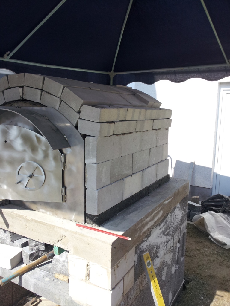 den Backraum noch mit feuerfesten Isoliersteinen ummauert,aber nur lose,mit einem Punkt Schamottmörtel