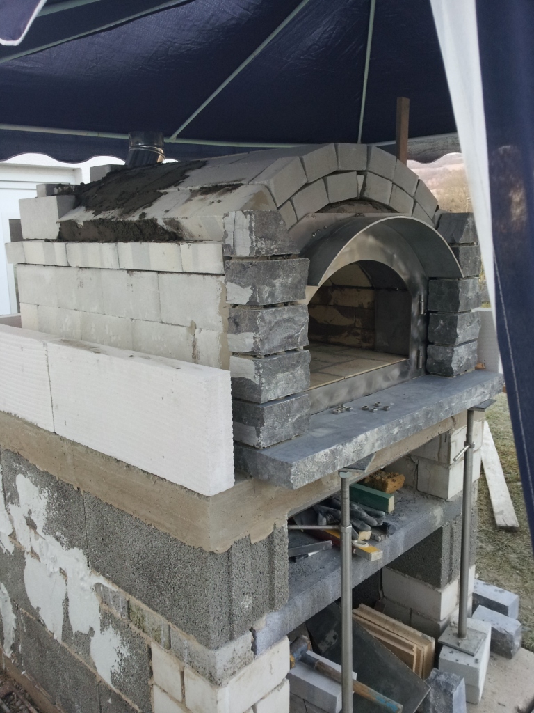 Portalbogen aus Bluestone angefangen,und das Aussenmauerwerk aus Ytong