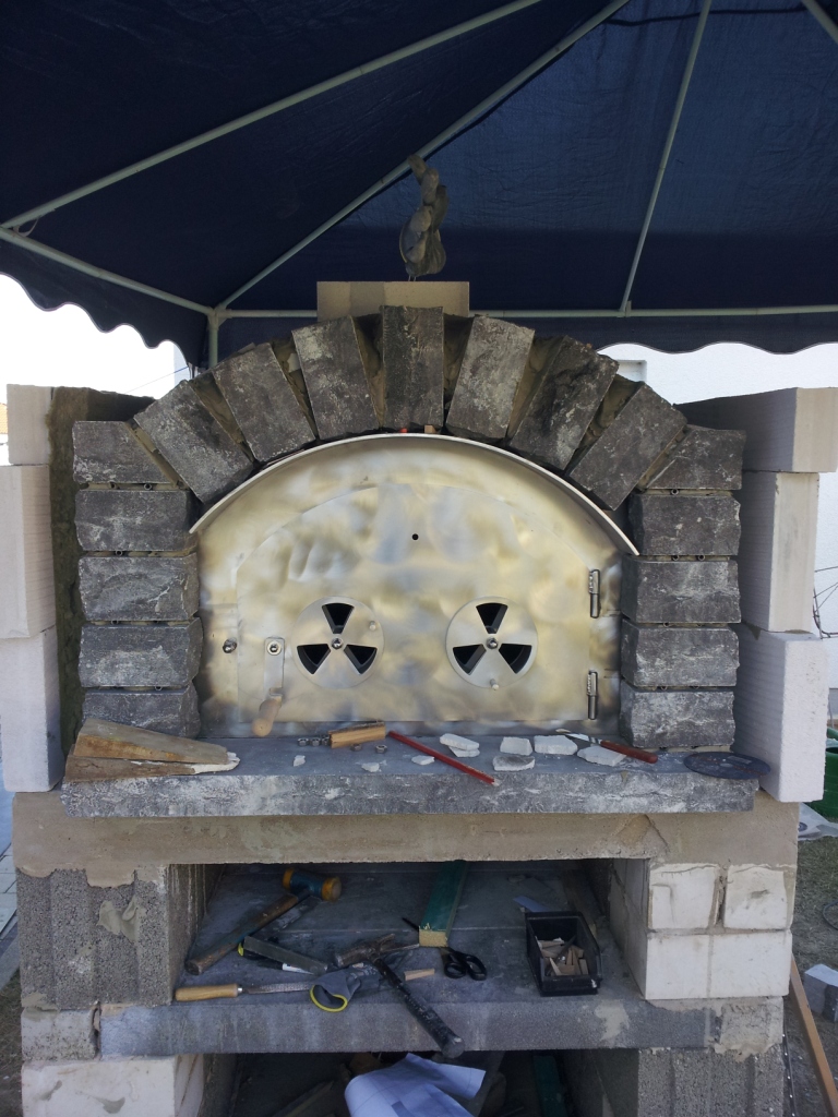 Portalbogen fertig gemauert,Zwischenraum mit 6cm Brandschutzplatte isoliert