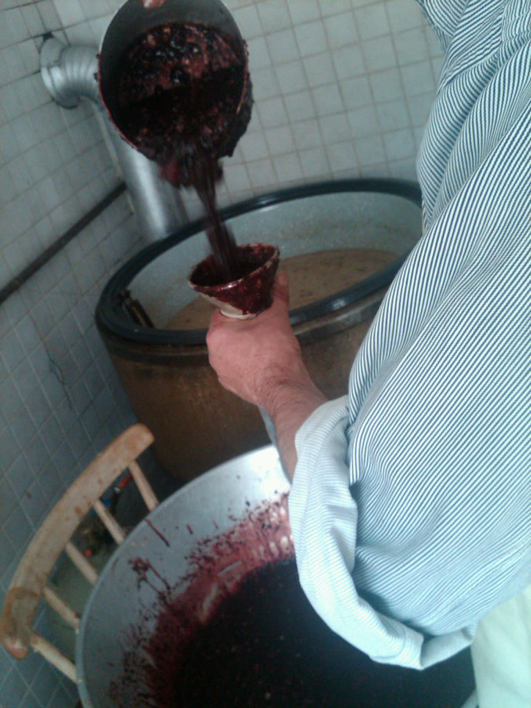 Blutwurst beim abfüllen .......