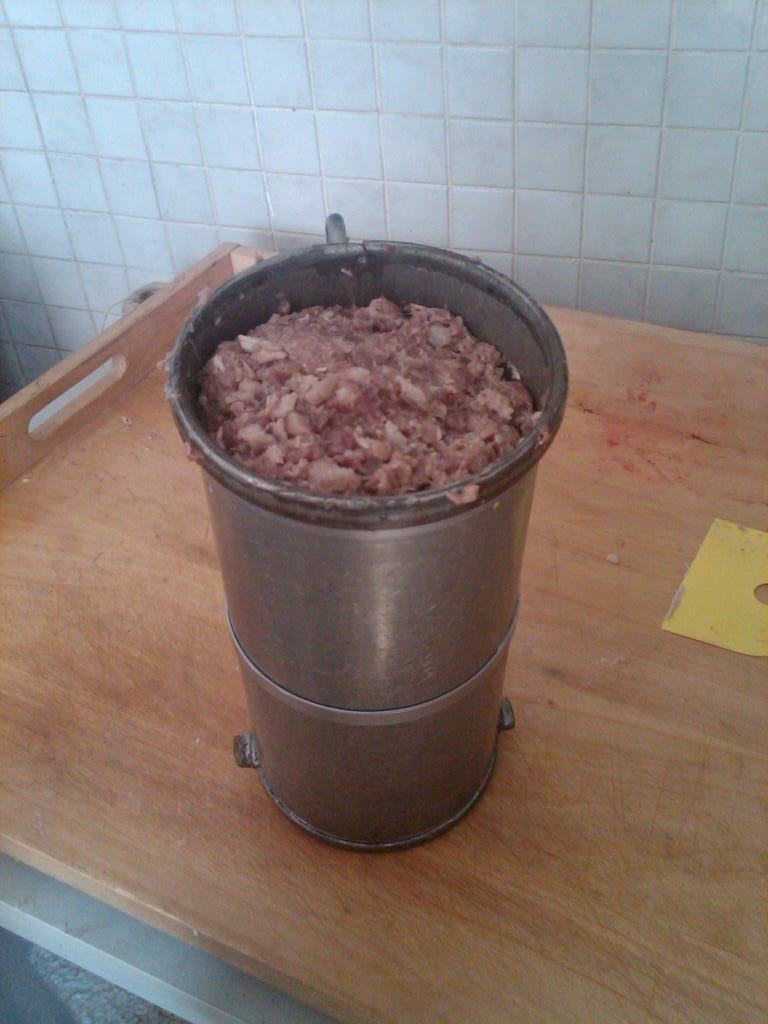 ... Schwartenmagen in der Füllmaschine....