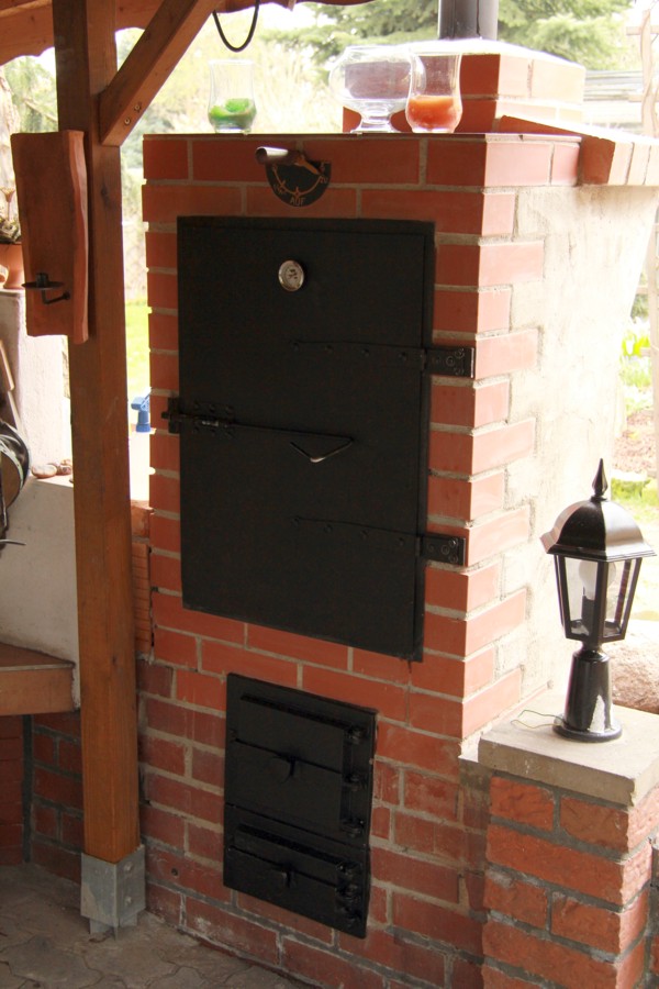 Sicht von der Sitzecke aus.<br />Links hinter der Mauer entsteht der Backofen.