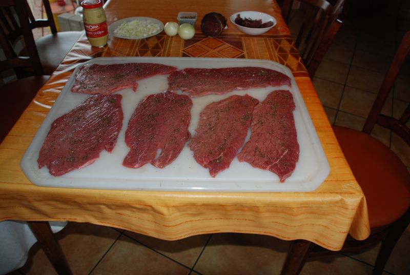 Die Rouladen mit Steakgewürz gewürzt.