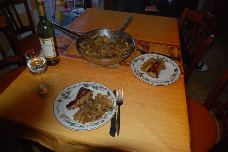 Der angerichtete Teller. Dazu habe ich einen Rivaner getrunken.