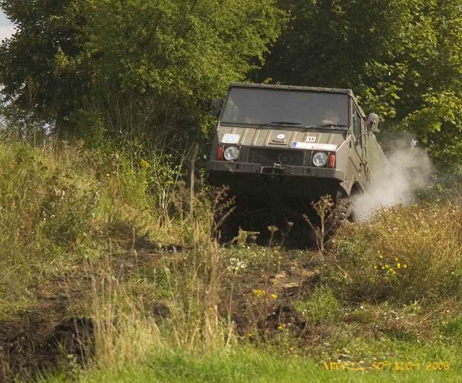hier noch mit den alten Reifen und nach einem Wasserloch