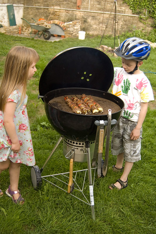 die Kinder schauen schon mal was es gibt