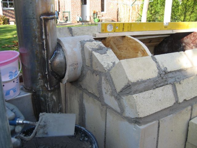 In der Bauphase. Backraumbau und Abgasrohr.