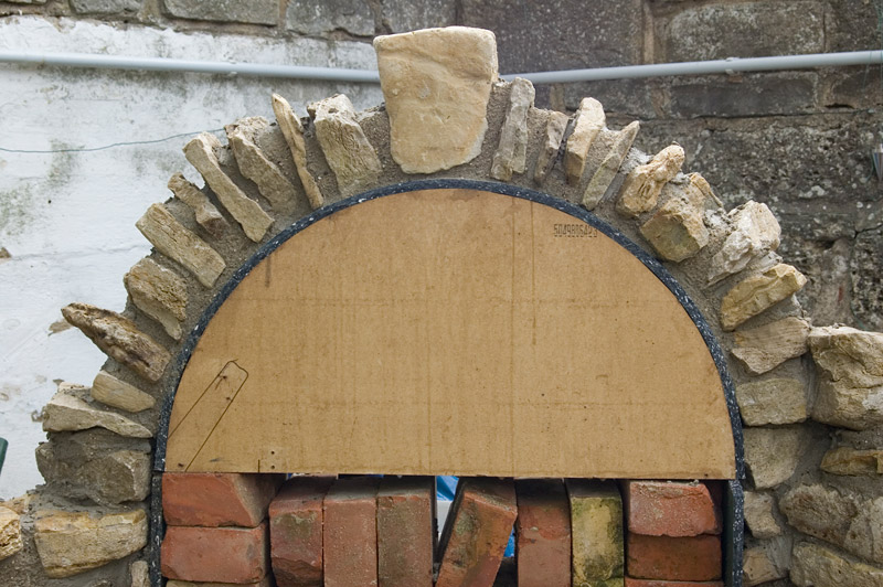 diesmal auch der Bogen aus den Billigsteinen, die hier für lau auf den Feldern liegen