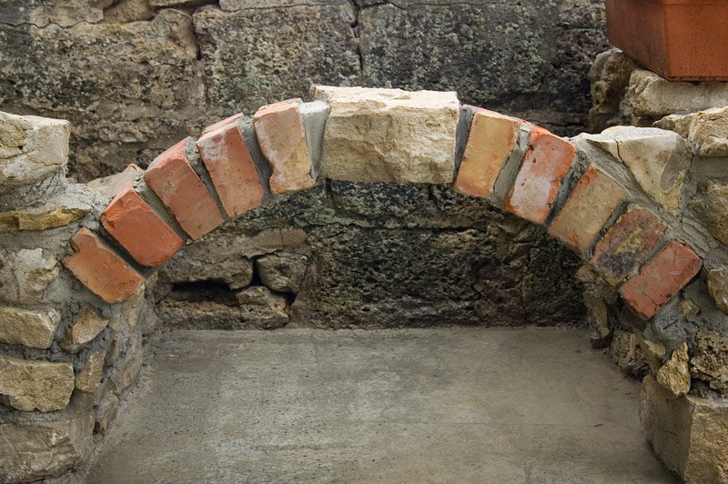 zum Vergleich der andere aus alten Ziegeln: