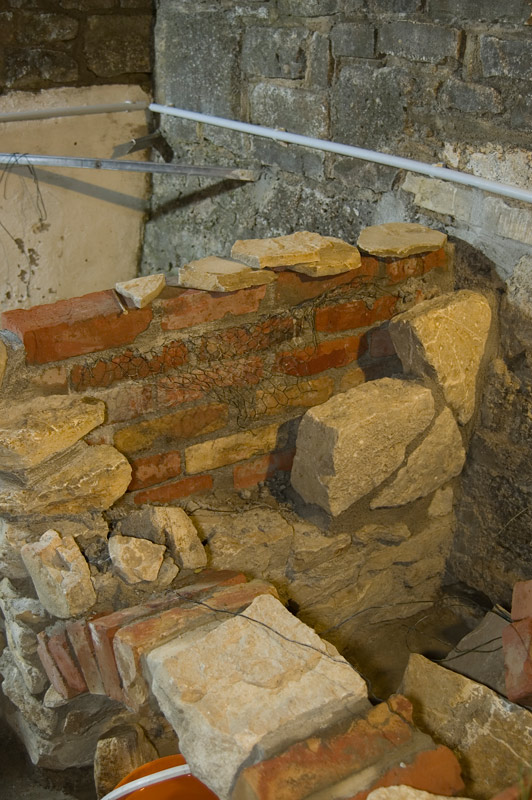 hier habe ich neulich drei große Steine "entsorgt" - die Wand hat keine Eile