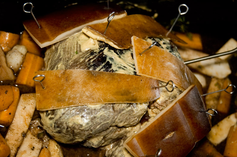 Rehkeule mit Senf und angetackerter Schweineschwarte