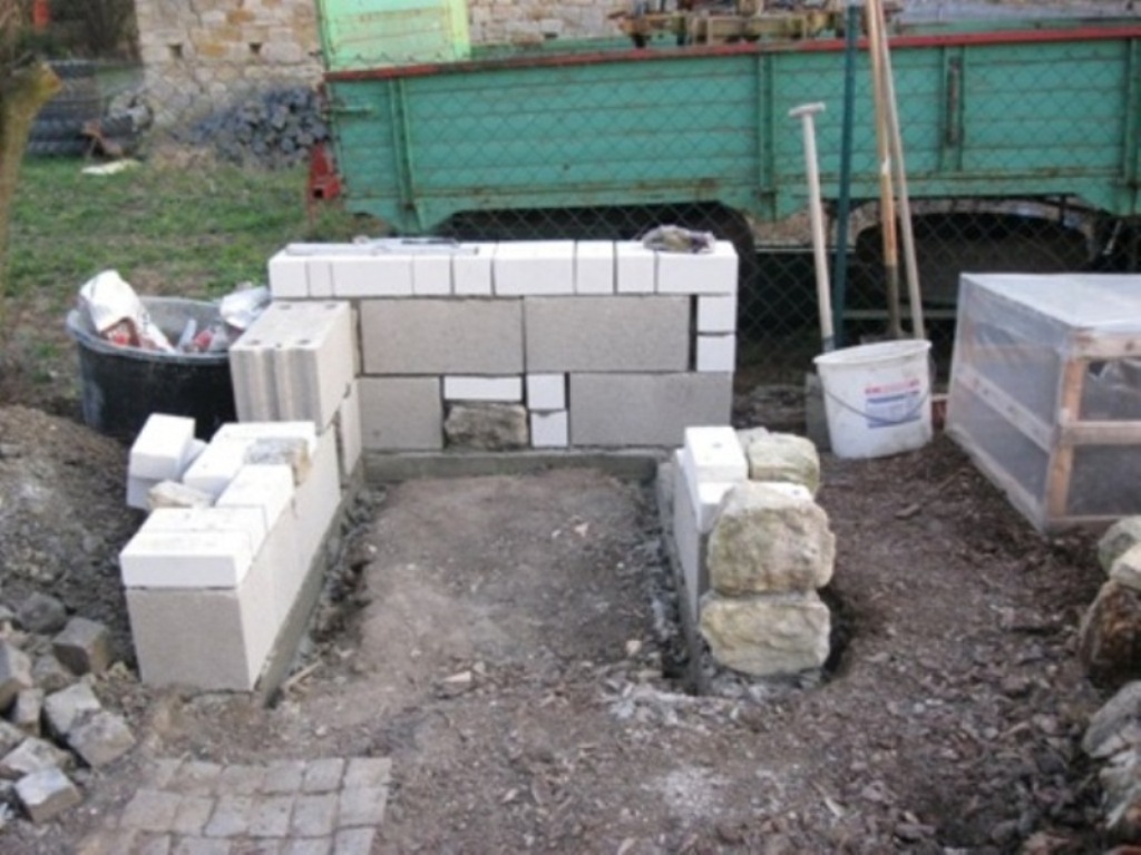 Fundamente wurden gegossen und der Unterbau wurde gemauert