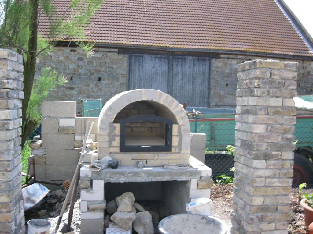 Die Ofentür wurde gesetzt und der Brennraum vorne geschlossen. Vorher wurde der Brennraum noch suber verfugt.