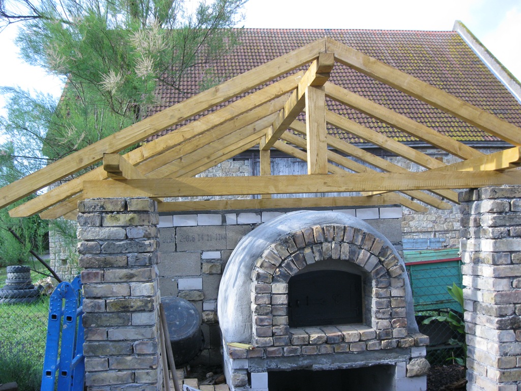 Das Gebälk wurde zugeschnitten und aufgeschlagen