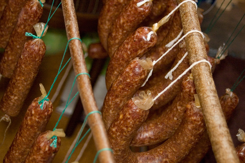 das sind die nun getrockneten Wildschweinsalamis von vorgestern