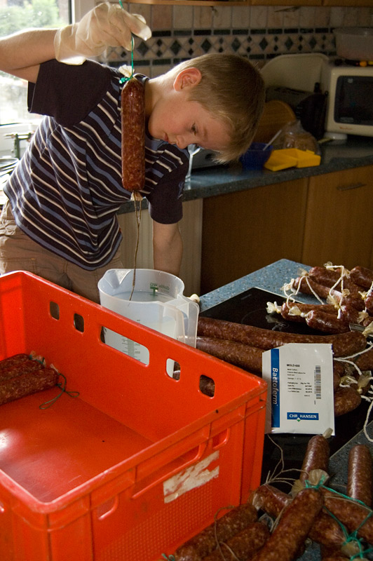 5g in 2l handwarmen Wasser aufgelöst und die Würste komplett darin eingetunkt