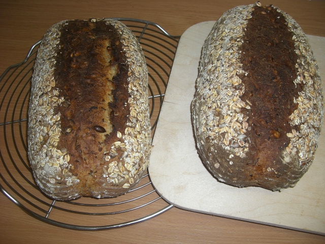 auf der Steinplatte gebacken. das brot hat eine kräftige Kruste.