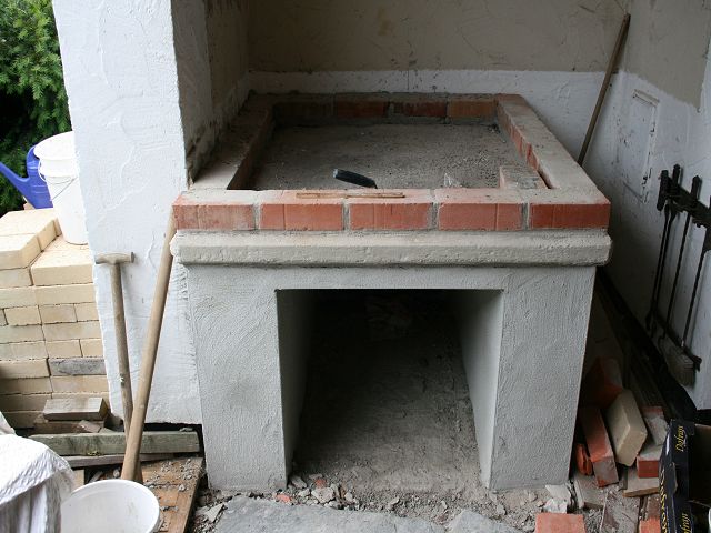 Unterbau - Betonplatte im Boden, betonierte &quot;Füße&quot;. Stahlbetonplatte als Tisch