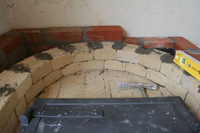 2 Reihen Backsteine, zwei Reihen Schamotte, unterer Schamottebackboden