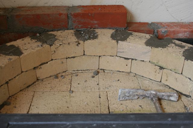 2 Reihen Backsteine, zwei Reihen Schamotte, unterer Schamottebackboden