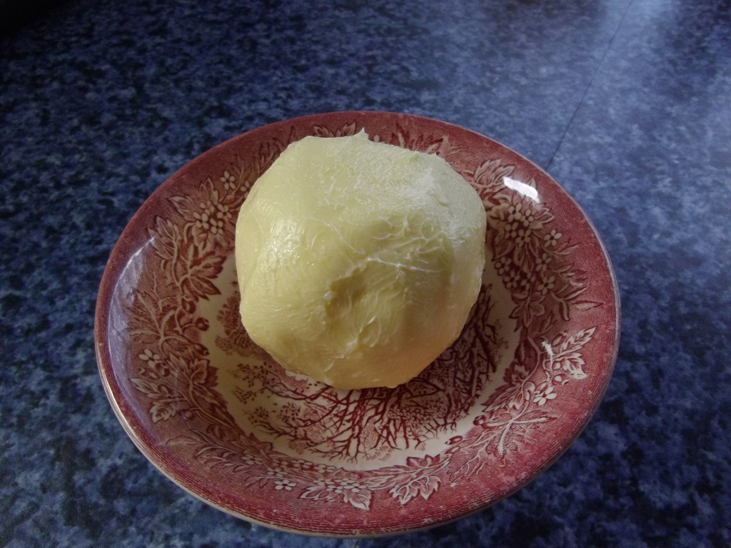 Die fertige Butterkugel, sehr lecker,<br />mit etwas "Fleur de Sel"