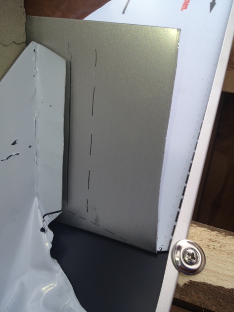 Einschneiden an der gestrichelten Linie