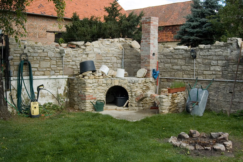 ein Sack Mörtel und einige Steine weiter...