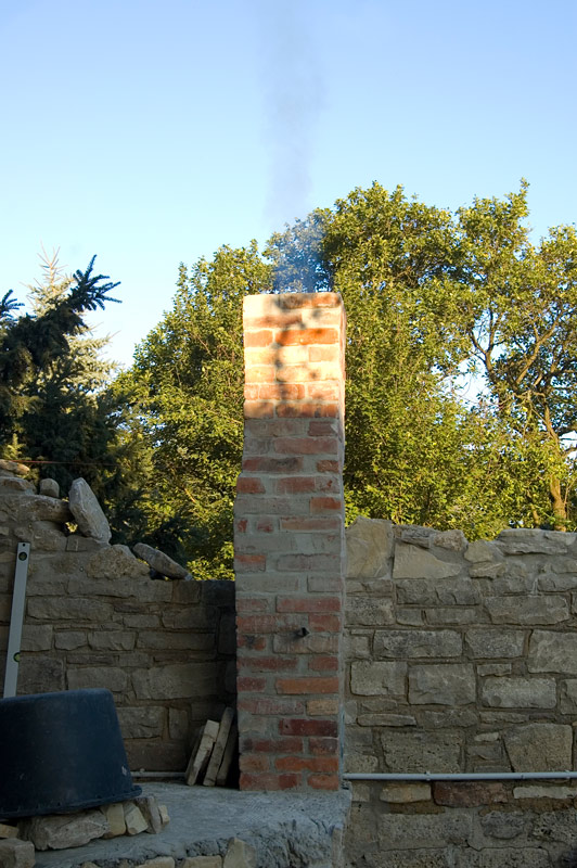 eine zerknüllte Zeitung wurde geopfert