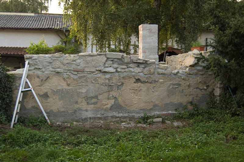 Mauer betrachtet vom Nachbargrundstück