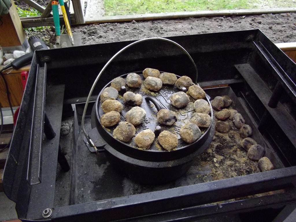 ca. 6st. grillis unter den DOpf und <br />ca. 15-18 grillis auf den deckel.<br />Eventuell muß kohle nachgelegt werden, da das ganze ca. 3 stunden dauert.